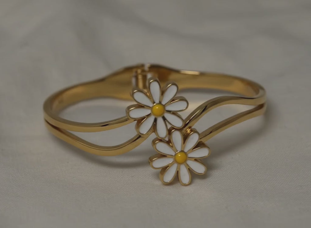 Elegance Blooming: Anti-Tarnish Gold Daisy Hinge Bangle